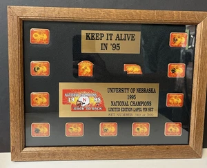 SELTENES gerahmtes Set University of Nebraska National Champions Anstecknadeln 1995 Lt. Ed - Bild 1 von 4