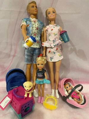 Семейный набор кукол из 4 человек с мамой, папой, 2 детьми и щенком - Изображение 1 из 4