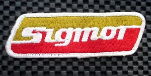 SIGMON TOPPA RICAMATA DA CUCIRE NOME 4" x 1 1/2" - Foto 1 di 3