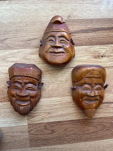 3 Vintage japanische handgeschnitzte dekorative Holzmasken 1-5 Zoll.. ..1-5 Zoll ....1-4,5 Zoll - Bild 1 von 5