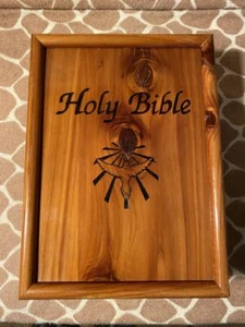 Vintage Dove of Peace Catholic Edition Holy Bible White Cover Cedar Box - 1991 - Imagen 1 de 9