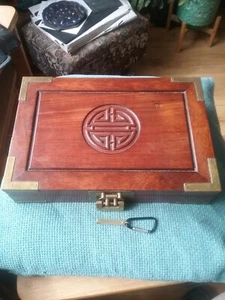 Chinese Wood Jewellery Box + contents.... Brass fittings + lock/key 30x20x7 cm - Picture 1 of 13