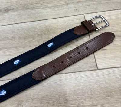 Cinturón Southern Tide para Hombres 30 Skipjack Azul Marino Pez Plateado Hebilla Lona Cuero Foto 1 de 4