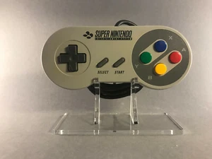 Aufsteller, Display Stand für Super Nintendo SNES Controller - Picture 1 of 2