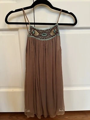 Top de seda marrón UEC French Connection talla 6 con lentejuelas y cinturón Foto 1 de 4