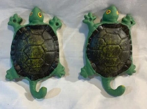 Tortuga de hierro fundido verde y negro con gancho de cola 5 1/2" de alto (Juego de dos) 0170-04183 - Imagen 1 de 12