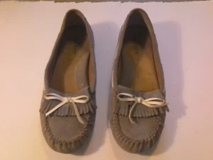 Women's Array Gray Suede Kiltie Tasseled Moccasins Flats Shoes size 8M - Picture 1 of 5