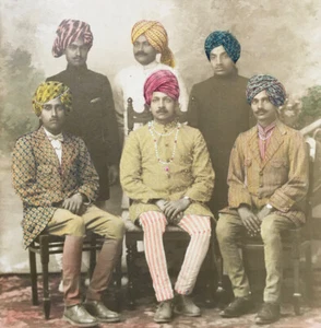 Photographie réhaussée — dignitaires indiens — 15x19 cm. — signée et datée 1903. - Foto 1 di 4