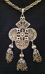 STUNNING VINTAGE GOLD TONE CHAIN NECKLACE  MEDALLION DANGLING TASSLE PENDANT - Picture 1 of 7