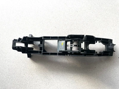 04-2010 MERCEDES-BENZ CLS500 C219 ~ SOPORTE MANIJA PUERTA TRASERA DERECHA ~ A2037601034 Foto 1 de 3