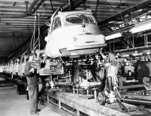 BMW Isetta assembly line factory publicity campaign BMW 250 photograph - Picture 1 of 1
