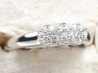 Anillo fino con racimo de tres piedras con banda de diamantes de 1/4 tcw de oro blanco de 14 k - tamaño 6,75 Foto 1 de 4