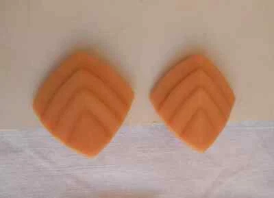 ORECCHINI TRIFARI in lucite colore pesca a clip anni 70 - Immagine 1 di 3