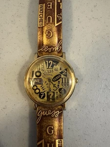 GUESS 1990er ALL OVER LOGO LEDER BAND GOLD 3D ZIFFERBLATT DAMEN UHR VINTAGE LÄUFT - Bild 1 von 6