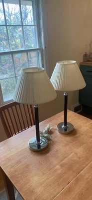 Dos lámparas de mesa con cuellos de cuero base metálica y pantalla de tela. ¡Excelente estado! Foto 1 de 4
