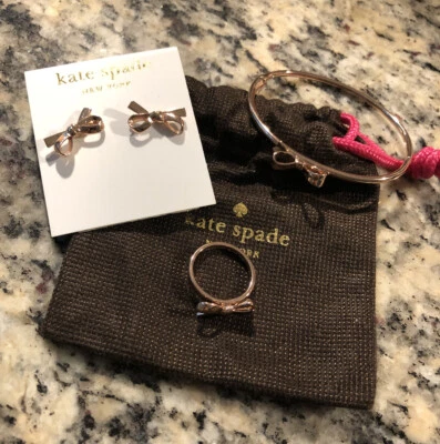 Brazalete Brazalete Kate Spade Atado Lazo Pendiente Oro Rosa Conjunto Bolsa para el Polvo Foto 1 de 4