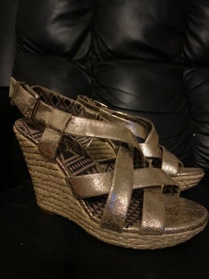 Nuevo con etiquetas Jessica Simpson Tacones de Cuña Mujer Talla 9.5 Metálico Dorado Paja Tirantes Boho Foto 1 de 4