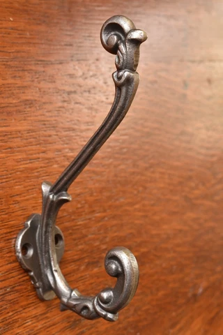 A LOVELY ORNATE VINE ANTIQUE STYLE CAST IRON DOUBLE COAT HOOK COATHOOK HANGER O1 Cover