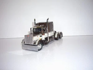 DCP PRIMERA MARCHA 1/64 MARRÓN Y CREMA PETERBILT 359 CON CAMA TECHO MEDIO 63" - Imagen 1 de 4