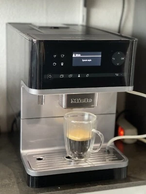 Miele CM 6350 1500W Kaffeevollautomat - Schwarz/Silber - Bild 1 von 4