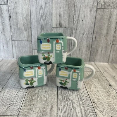 Retro cámper verde azulado remolque taza café espresso Navidad cadena luces Foto 1 de 4