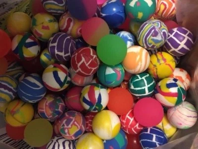 100 MIXED 27MM SUPERBALLS, HIGH BOUNCE VENDING BALLS, SUPER BOUNCY CARNIVAL BALL - Image 1 of 2