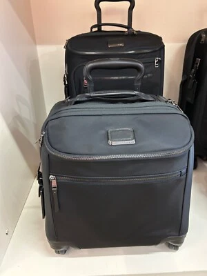 NUEVO Estuche de Mano Tumi VOYAGEUR LEGER OXFORD COMPACTO 4 Ruedas NEGRO con GUNMETAL Foto 1 de 2