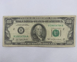 1977 $100 One Hundred Dollar Green Seal Federal Reserve  Note B 10014704 A - Picture 1 of 2