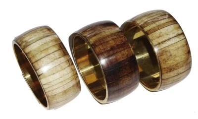 Juego de 3 brazaletes extra anchos de hueso teñido con incrustaciones finas sobre latón Foto 1 de 3