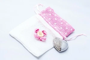 10 x rosa Knopf Blume gepunktet Kordelzug Beutel-Verpackung/Geschenktüte/Geschenk - Bild 1 von 1