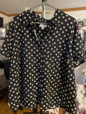 Top para mujer marca Ava Viv talla 1X se vende por $28 Foto 1 de 2