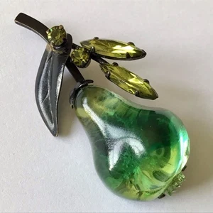 VINTAGE AUSTRIA SIGNED MOLDED SHADES OF GREEN RHINESTONE FRUIT PEAR BROOCH - Picture 1 of 2