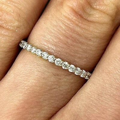Anillo de eternidad amarillo de oro de 18 quilates de 1,8 mm de diamantes naturales de 0,60 quilates Foto 1 de 4