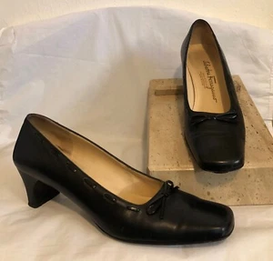 Zapatos de salón Salvatore Ferragamo Italia negros \ cuero con pajarita 8 2A - Imagen 1 de 11