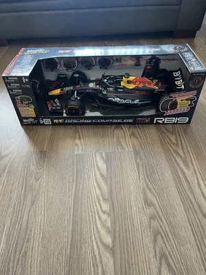 Maisto RC Formula 1Red Bull Racing RB19 Max Verstappen #1 1:10 Scale - Image 1 of 4