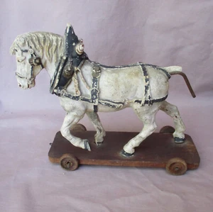 Antiguo juguete de tirar de caballo de papel maché en plataforma de madera con ruedas de madera TLC - Imagen 1 de 15