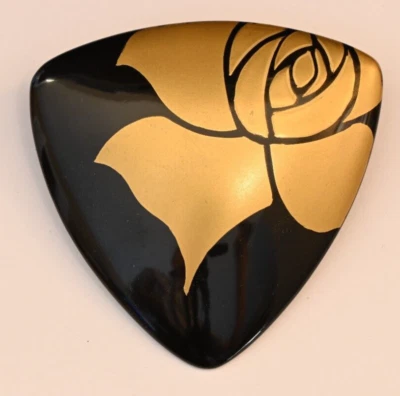 Broche Vintage con Rosa Estampada Color Dorado 2.5" x 2.5" Foto 1 de 3