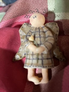 Vintage 2007 Honey & Me Figurine Angel Holding Flower Love Primitive Country KK1 - Picture 1 of 4