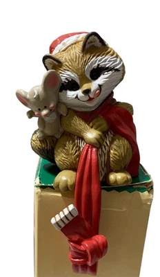 Caja de gancho de abrigo de Navidad vintage Hallmark Raccoon Mouse Foto 1 de 4