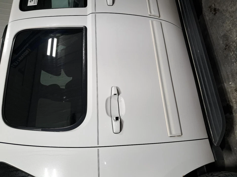 Conjunto de porta traseira direita usado serve lateral: 2014 Chevrolet Suburban 1500 traseira - Imagem 1 de 4