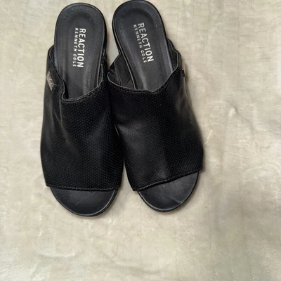 Sandalias de cuña perforadas negras Reaction Kenneth Cole para mujer Foto 1 de 4