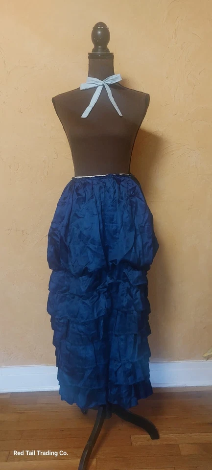 Increíble falda azul con burbujas de seda y capas pequeña Foto 1 de 4