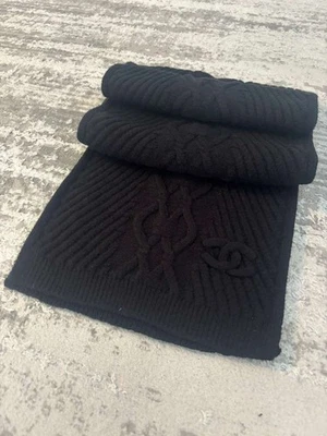 Bufanda tejida con logotipo CC de Chanel accesorio súper suave negro *usado* Foto 1 de 4