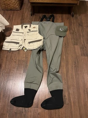 Gilet da pesca Simms Waders (L), WhiteRiver 34 tasche (L) (nuovo con etichette), cappello Simms (nuovo con etichette). - Immagine 1 di 4