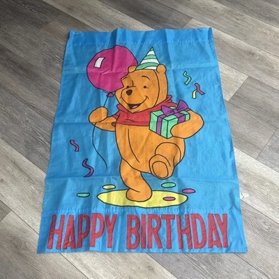 Bandera de patio de cumpleaños de Winnie the Pooh de Disney años 90 de colección (28"X40") diseño bordado Foto 1 de 4