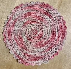 ENTZÜCKENDER PUPPENHAUS MINIATUR HANDGEFERTIGTER GEHÄKELTER TEPPICH 4 1/2" rund PINK/WEISS - Bild 1 von 5