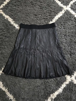 Falda Alfani Negra Imitación Cuero Plisada Hasta la Rodilla Forrada Cintura Elástica Talla 10 Foto 1 de 4