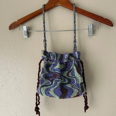 Free People 紫色和绿色串珠水桶包 OS — 第 1/4 张图片