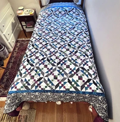 Edredón hecho a máquina hecho a mano 88” x 88” borde de la Torre Eiffel Foto 1 de 4