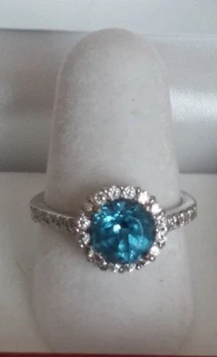 Anillo de 100 facetas de circonitas cúbicas azules platino sobre plata de ley Foto 1 de 3